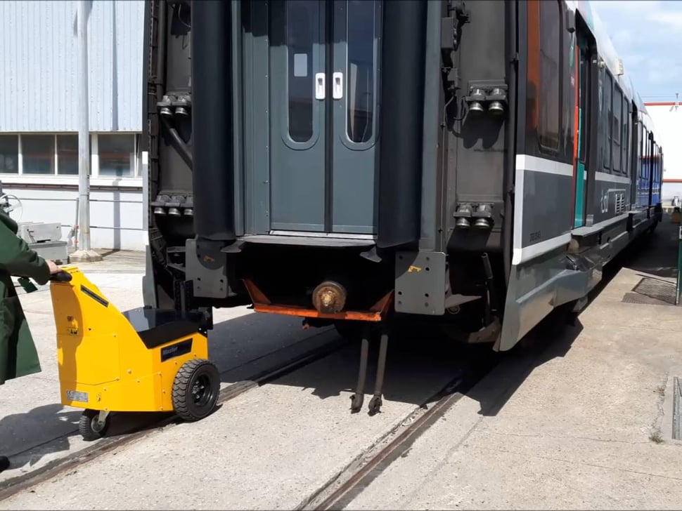 Tracteur pousseur déplaçant un wagon