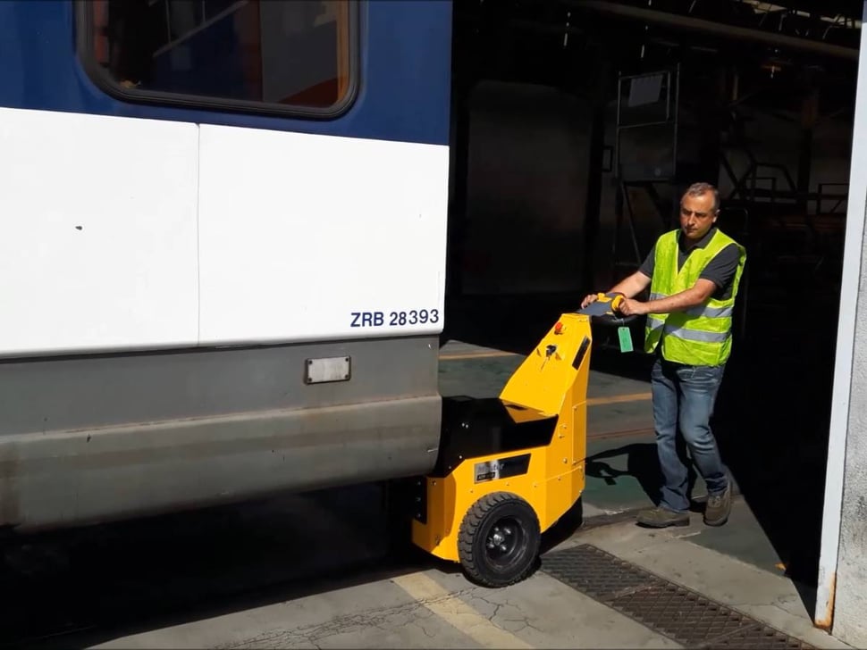 Tracteur pousseur déplaçant une rame de train