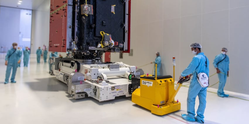 Déplacement de l'explorateur JUICE avec le tracteur pousseur MasterMover