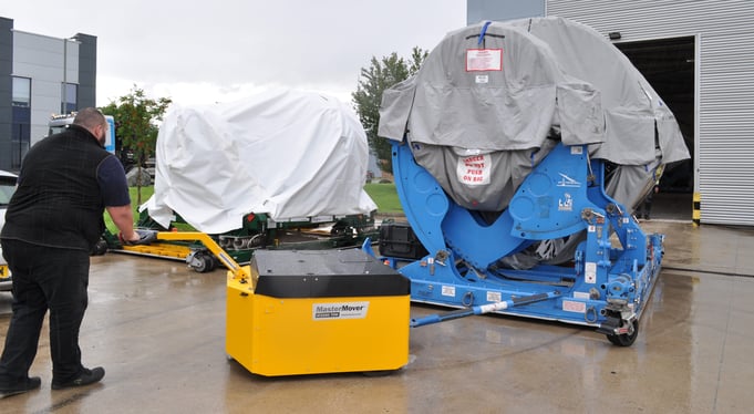 MasterTow Elektroschlepper transportiert Triebwerk auf Triebwerksstand