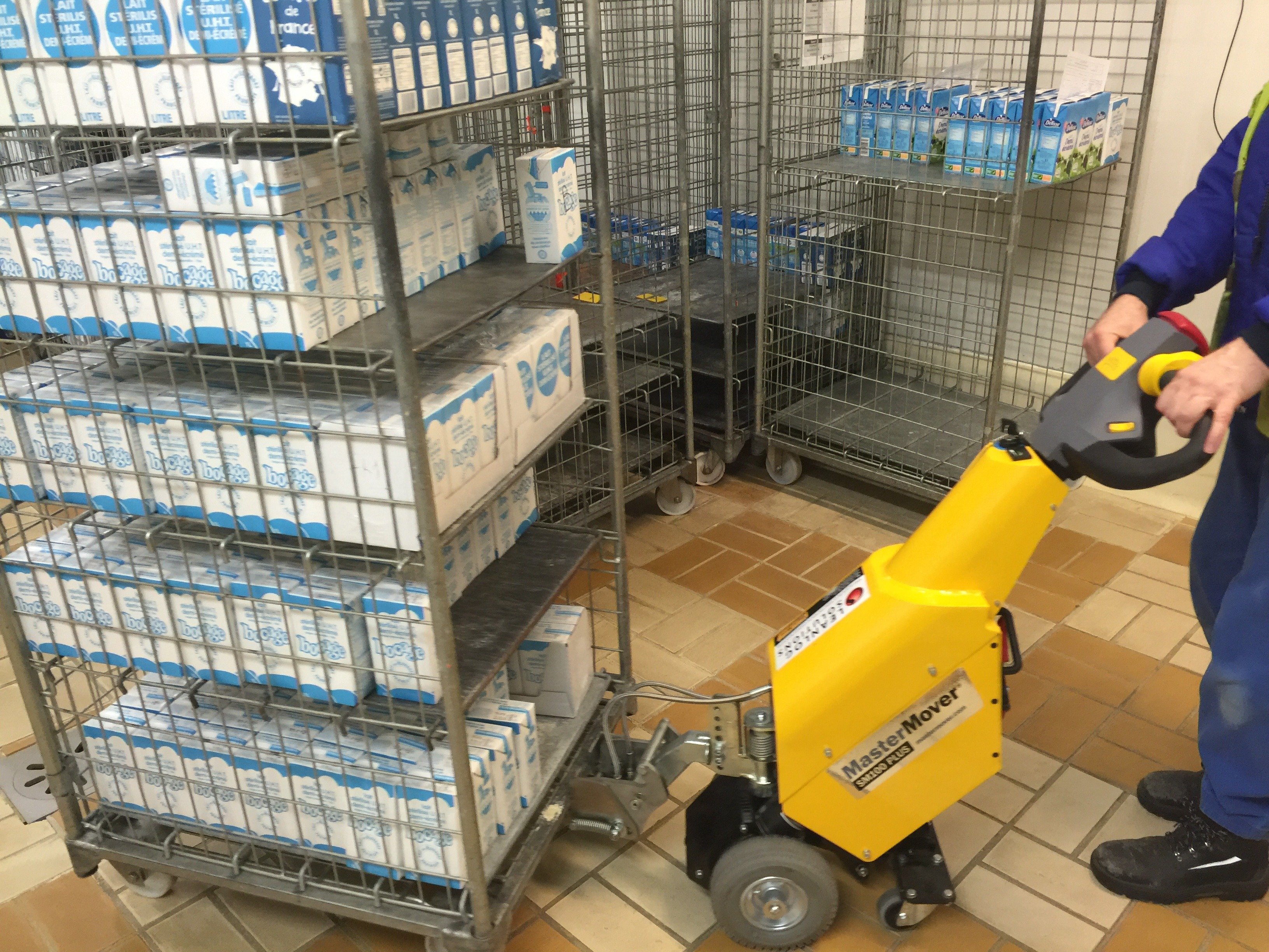 SM100  - Food and Beverage - Lactalis Group - moving milk roll cage