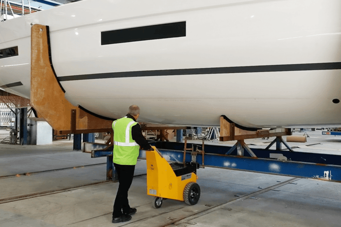 MasterMover Elektroschlepper bewegt eine Luxusyacht im Produktionsprozess