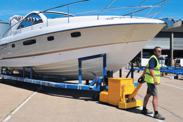 Tracteur pousseur déplaçant un bateau