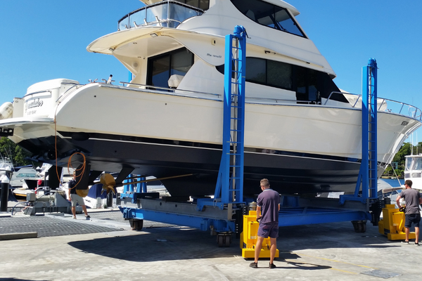 Tracteur pousseur déplaçant un bateau