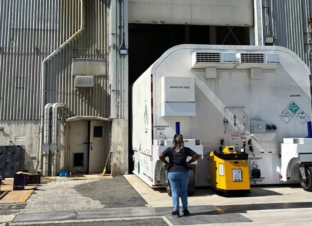 tracteur pousseur électrique déplaçant une satellite 