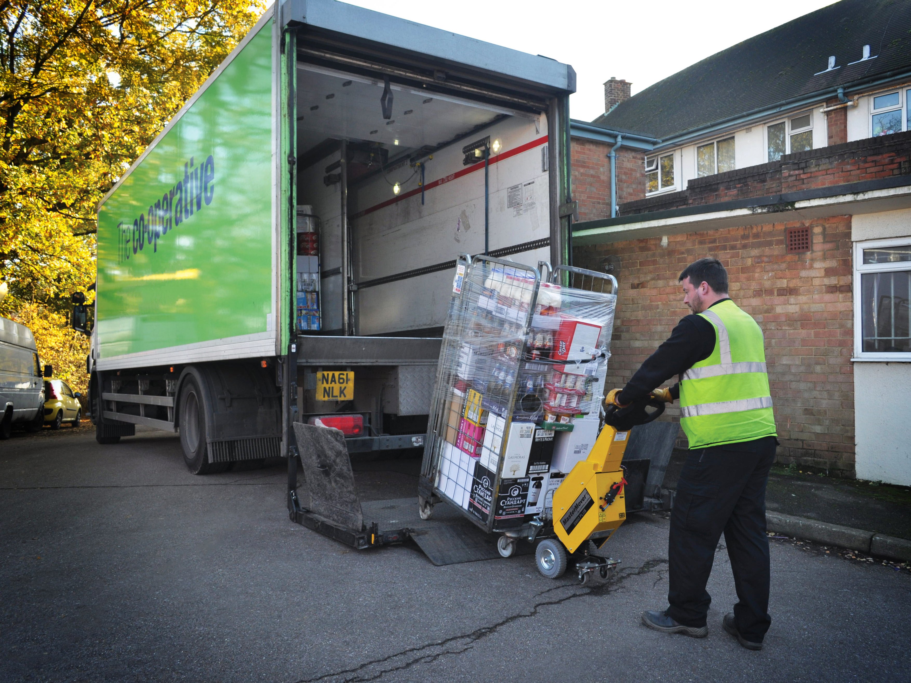 Coop SM60+ loading roll cages into trolley