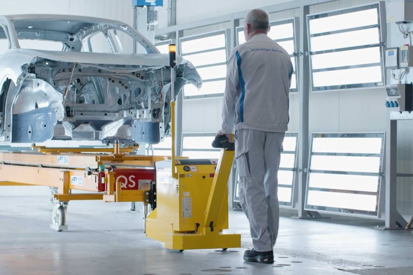 Déplacement d'un véhicule sur une ligne de production chez Volkswagen