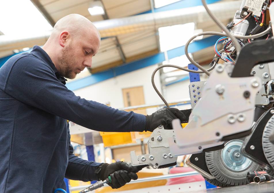 Techniker schraubt an Edelstahl-Elektroschlepper herum