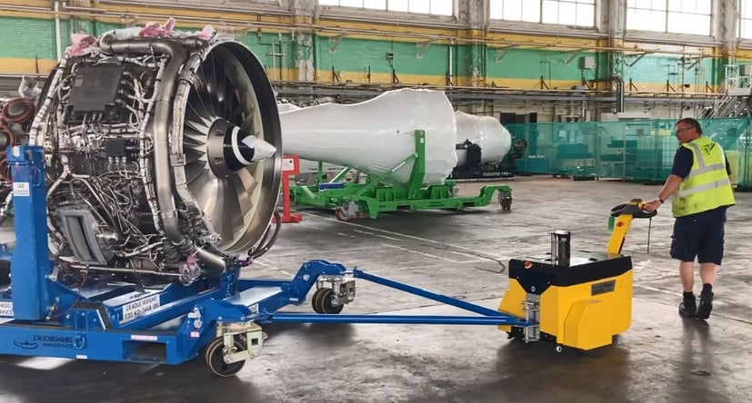 MasterTug déplaçant un moteur d'avion lors de la maintenance aéronautique