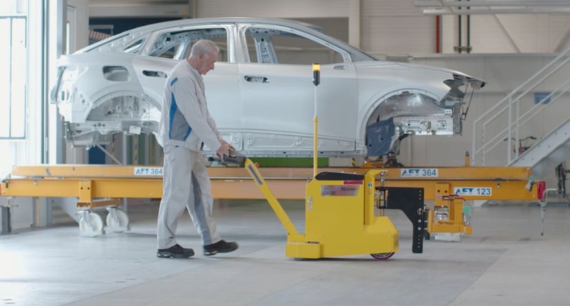 Le tracteur pousseur électrique MasterTug déplaçant une caisse en blanc chez Volkswagen