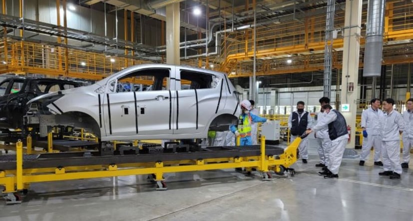 SmartMover déplaçant une caisse en blanc en cours de fabrication