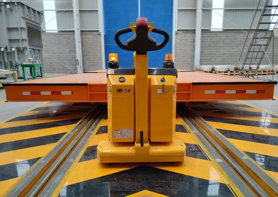 MT1200+ déplaçant une ligne de production de transformateurs sur rails