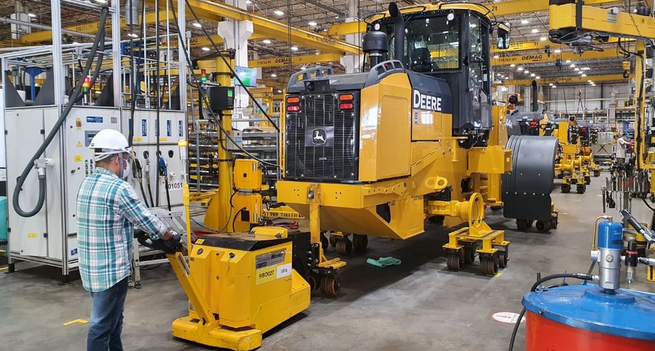 MasterTug MT1500 bewegt schwere Baumaschinen in der Produktion