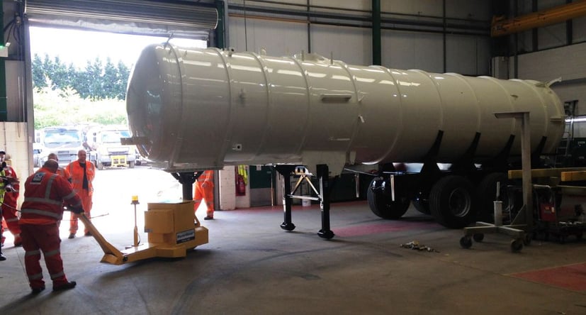 TMS déplaçant une remorque de camion articulé pour Whale Tankers