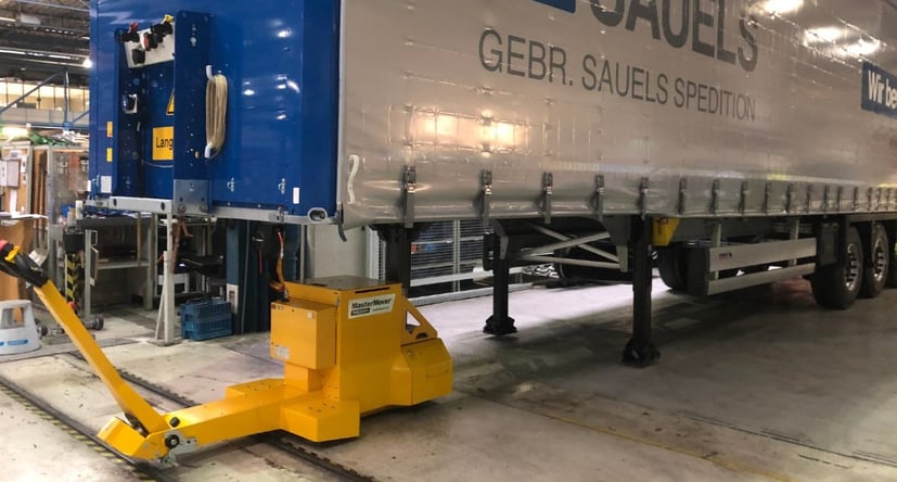 Trailer Moving System TMS2000 bewegt einen Auflieger bei HEVC