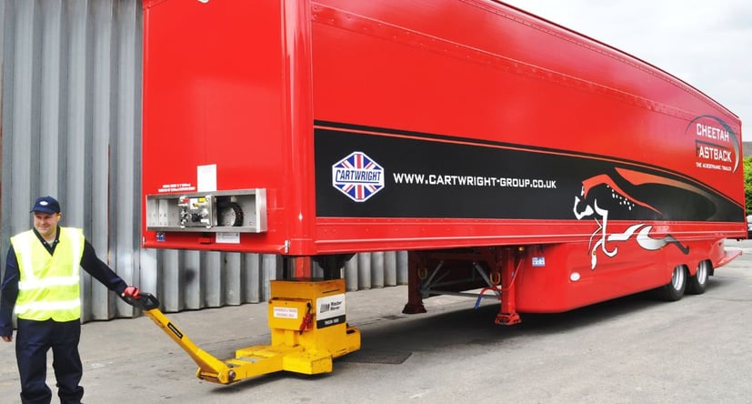 Trailer Moving System bewegt einen fertiggestellten Auflieger bei Cartwright