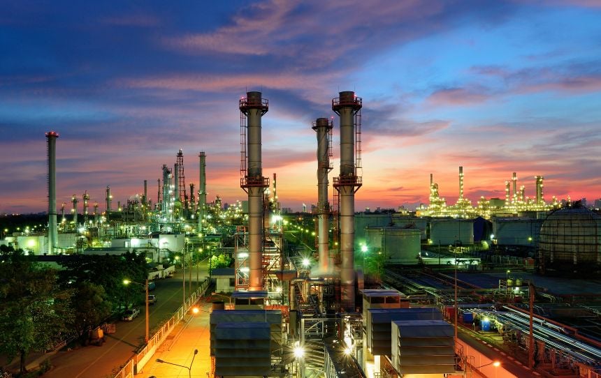 Petrochemische Raffinerie beim Sonnenuntergang