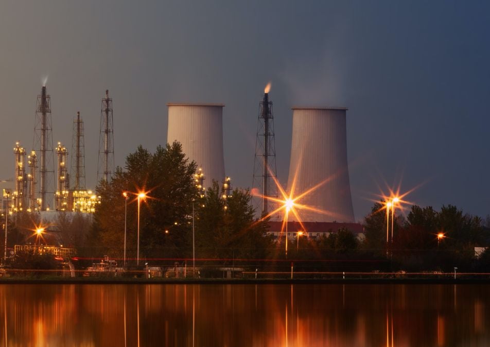 Atomkraftwerk bei Nacht