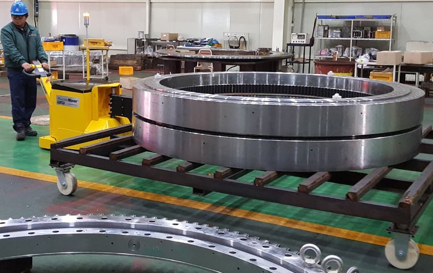 MasterTug moving wind turbine components