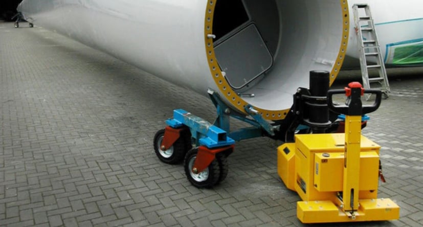 MasterTug bewegt ein Rotorblatt einer Windkraftanlage bei Vestas