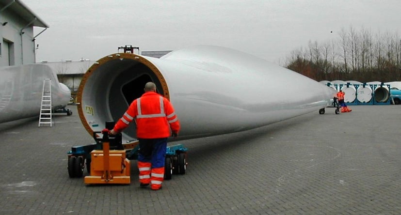 MasterTug Elektroschlepper bewegt ein Vestas Windturbinenflügel nach der Produktion