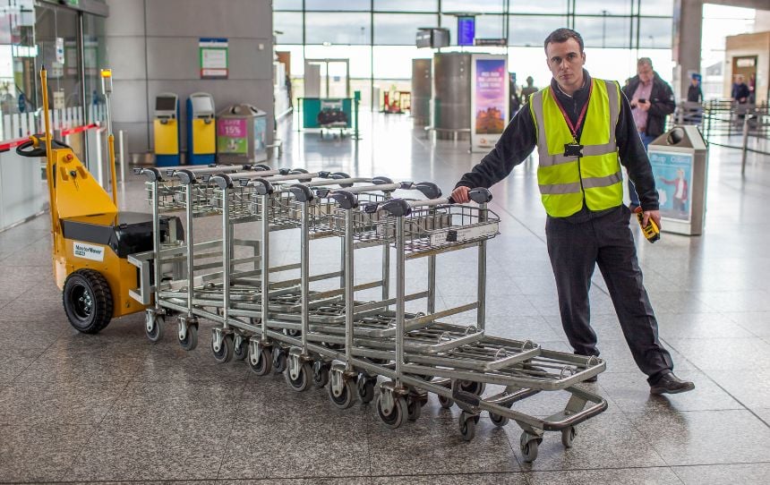  ATP400 déplaçant des chariots à bagages dans un aéroport