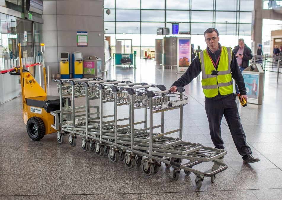 Tracteur pousseur ATP400 déplaçant des chariots dans un aéroport