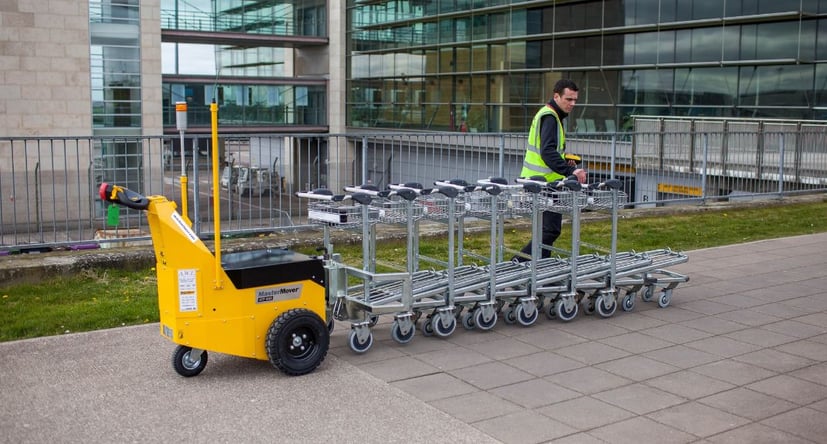 AllTerrain ATP400 bewegt Gepäckwagen an einem Flughaffen