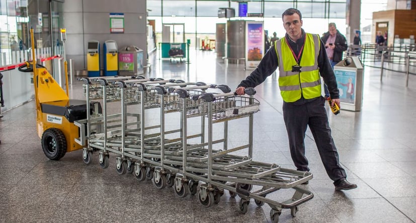 Tracteur pousseur ATP400 déplaçant des chariots à bagages à l'aéroport de Cork