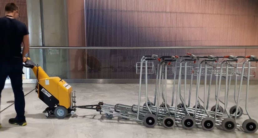 SmartMover SM100+ bewegt Gepäckwagen am Flughafen Blagnac