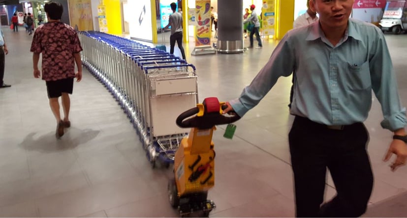 SmartMover SM100+ bewegt Gepäckwagen am Flughafen Kuala Lumpur