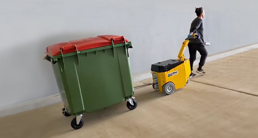 Elektroschlepper AT200 zieht einen Müllcontainer