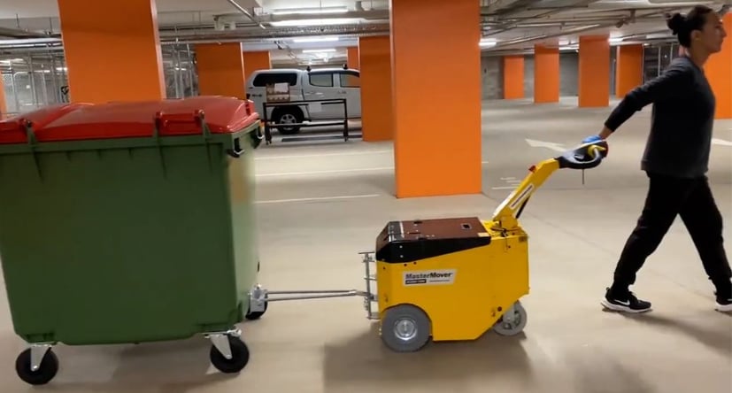 TOW200 déplaçant une poubelle dans un parking