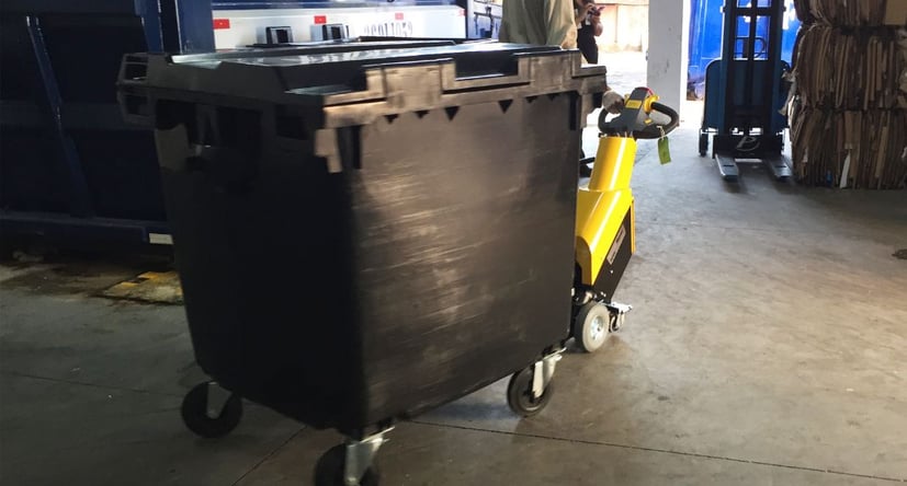 SmartMover SM100+ bewegt einen leeren Müllcontainer