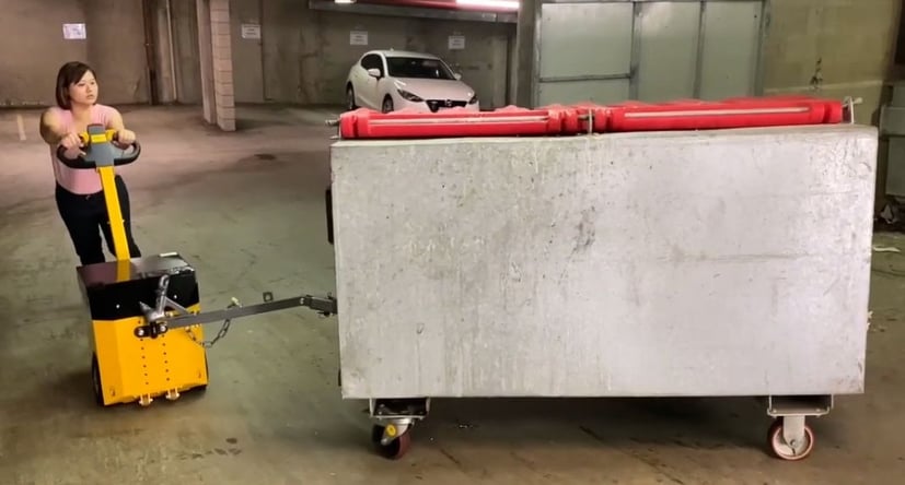 MasterTow TOW200 bewegt einen Müllcontainer in einer Tiefgarage