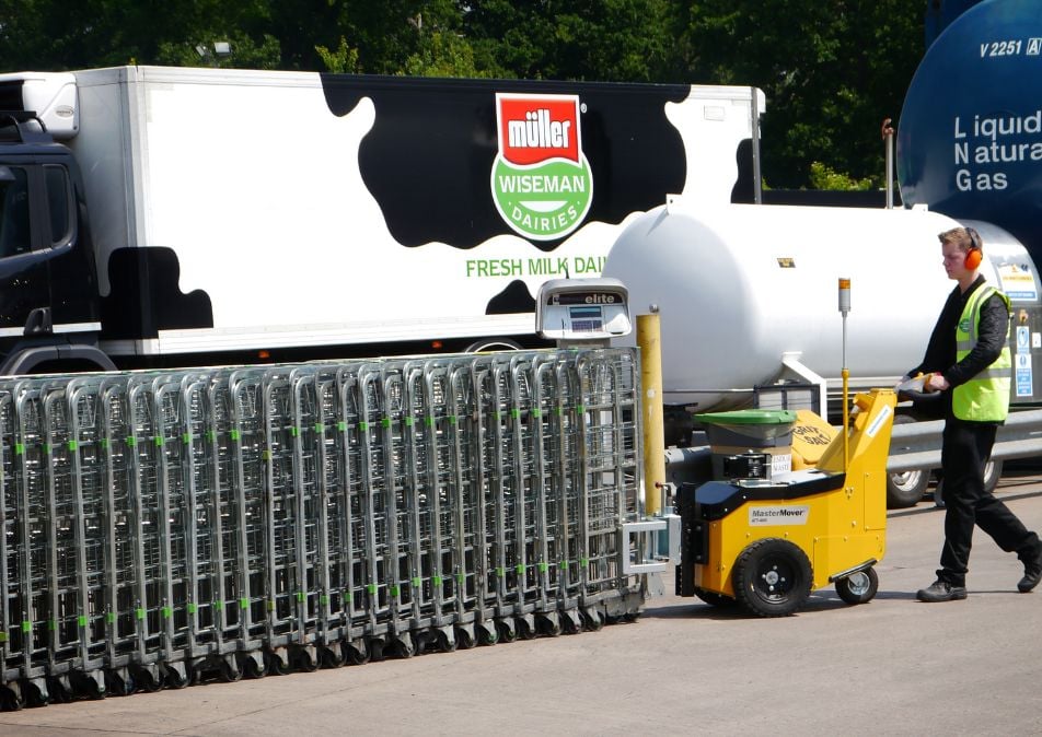 AllTerrain ATP400 bewegen von verschachtelten Gitterboxen in einer Milchverarbeitungsanlage