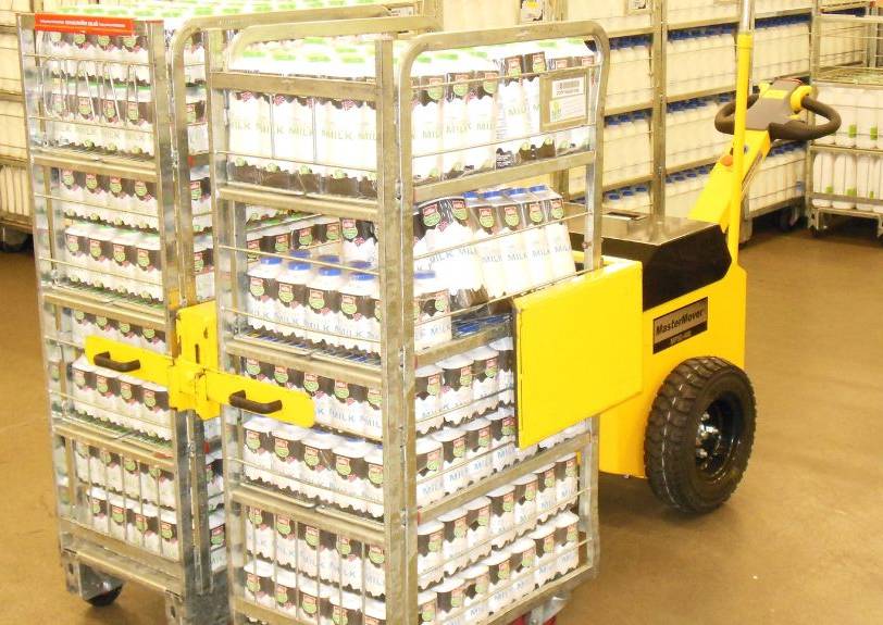 AllTerrain Elektroschlepper bewegt Milchprodukte in einer Gitterbox
