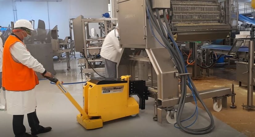 MasterTug MT600+ bewegt eine Maschine zur Pizzaherstellung bei Nestlé