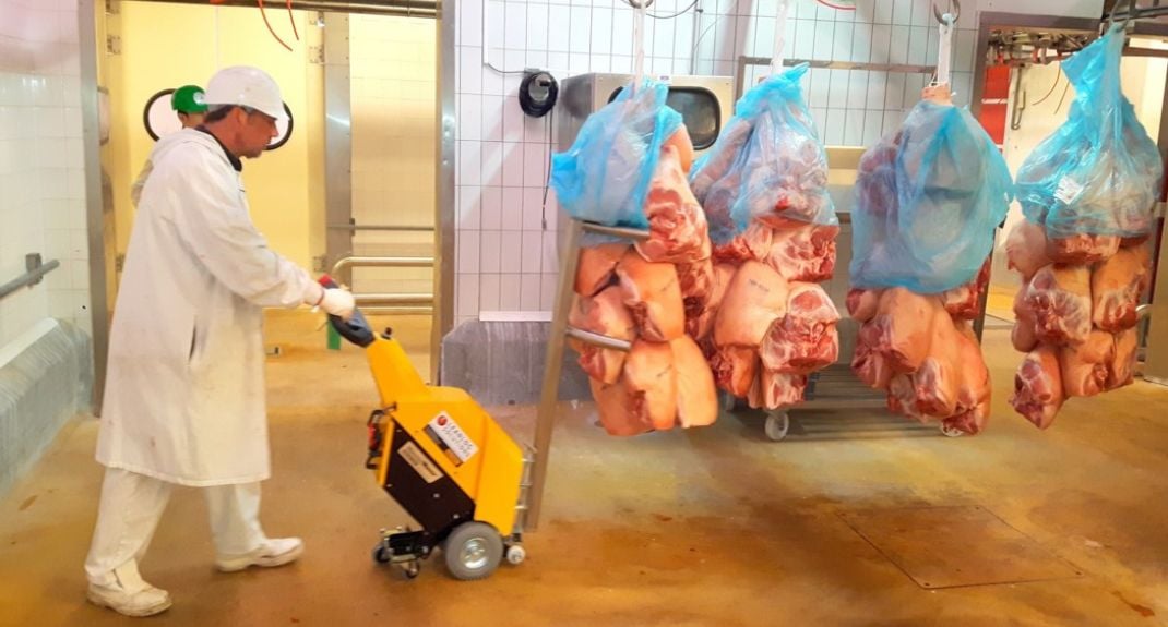 SmartMover SM100TOW moving carcases along a processing line