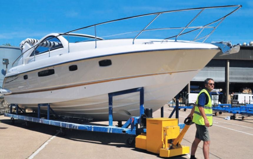 MasterTug déplaçant un yacht dans un chantier naval après sa construction