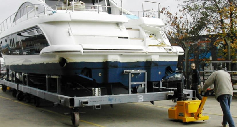 MasterTug déplaçant un bateau sur un socle sur une route