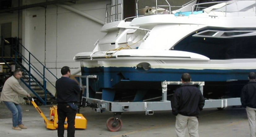 MasterTug déplaçant un yacht sur un socle sortant de la construction