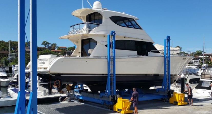 2 tracteurs pousseurs MasterTug déplaçant un yacht