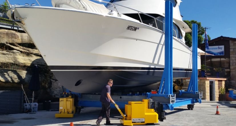 2 MasterTugs déplaçant un yacht sur un socle