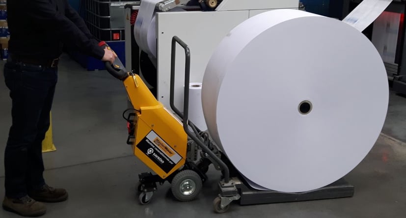 SmartMover SM100 déplaçant un grand rouleau de papier