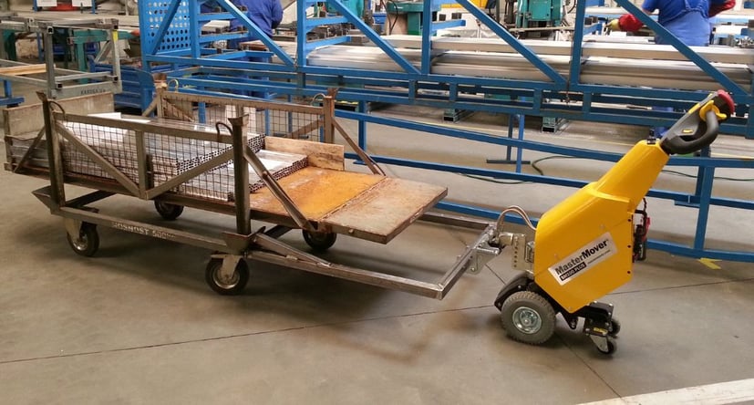 SmartMover SM100+ déplaçant un chariot dans une usine de transformation