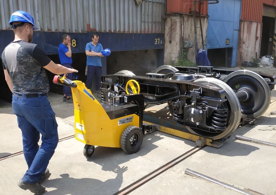 AllTerrain ATP400+ déplaçant un bogie de train sur des rails