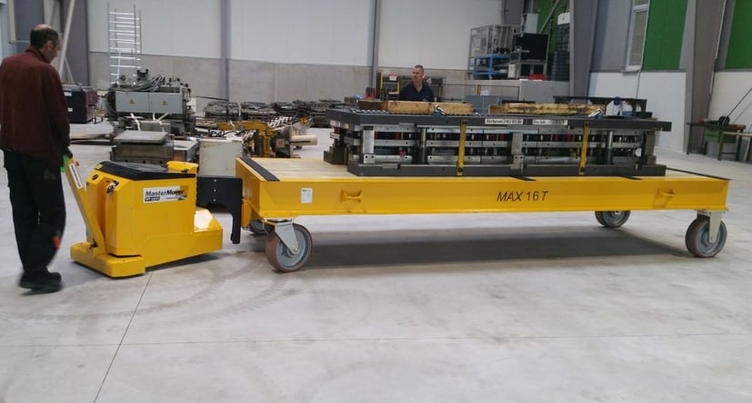 MasterTug MT1500+ déplaçant des composants en acier sur un chariot