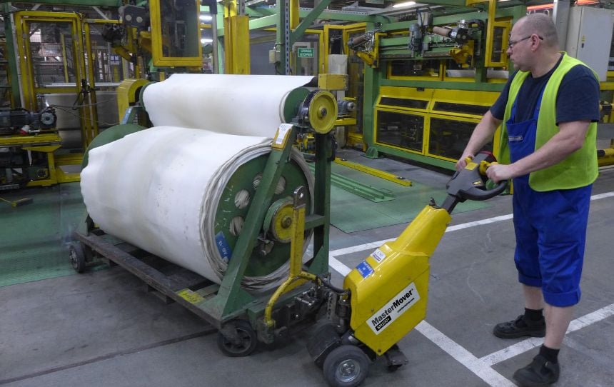 SmartMover SM100+ bewegt aufgerollte Textilien 