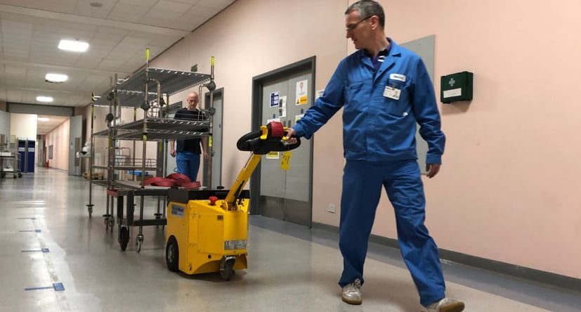 Le MasterTow TOW200 déplaçant un caisson de sécurité dans un couloir de l'hôpital de Burton